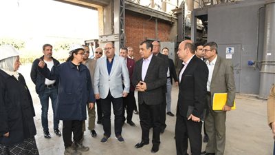 وزير الإنتاج الحربي يتفقد 5 شركات لمتابعة النهوض بالعمل 