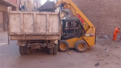 حملة لرفع المخلفات بشوارع دشنا في قنا