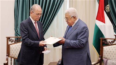 رئيس الوزراء المكلف يقدم برنامج عمل الحكومة وتشكيلتها للرئيس لنيل الثقة