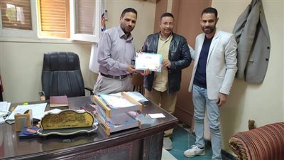 لتميزهم في أداء مهام  عملهم تكريم عددا من العاملين بادارة ابو تشت التعليمية 