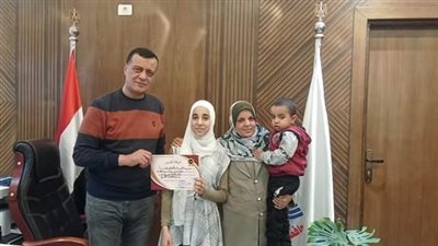 مدير تعليم قنا يكرم مريم حسن حافظة القرآن الكريم كاملاً