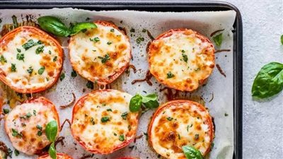 حضري الطماطم المخبوزة بالموتزاريلا وتمتعي بمذاق لذيذ على السحور