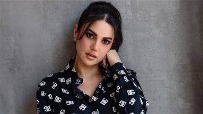 من التراث.. درة تستعرض أنوثتها بالبرنوس التونسي في أحدث ظهور