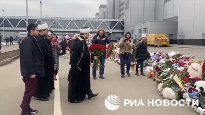 مسلمو روسيا يقيمون الصلاة أمام مجمع 