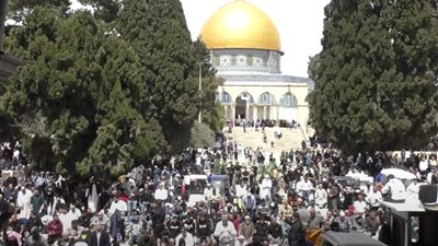الآلاف يؤدون صلاة الجمعة من المسجد الأقصى رغم جرائم الاحتلال (بث مباشر)