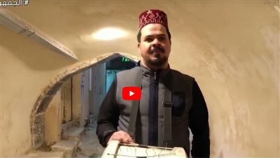 مسحراتي يجوب شوارع الموصل القديمة بالعراق خلال شهر رمضان (شاهد)