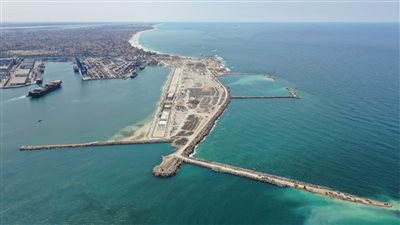 2000 فرصة عمل .. أحدث تصوير جوي لمحطة الحاويات على رصيف ١٠٠ بميناء الدخيلة 