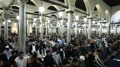 من شتى بقاع الأرض.. الآلاف يؤدون صلاتي العشاء والتراويح بالجامع الأزهر