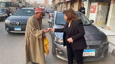 نائبة قبطية توزع التمر والمياه على الصائمين في شوارع الزقازيق وقت الإفطار 