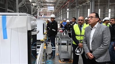 رئيس الوزراء يتفقد مصنعي يوتن للدهانات و