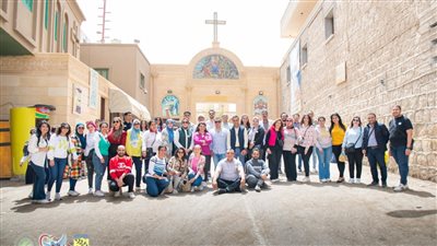 من إحدى محطات رحلة العائلة المقدسة.. مسلمين وأقباط يقيمون الصلوات 