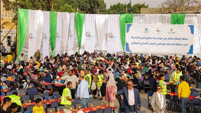بالصور.. صناع الخير تواصل تنظيم أكبر مائدة رمضانية بميدان السيدة نفيسة 
