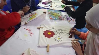 تعليم فن الزخرفة والرسم على القماش لعضوات نادي الفتاة والمرأة بالعاشر من رمضان