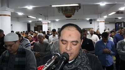المصلون يؤدون صلاة التراويح بمسجد المنتزه بمدينة الفيوم 