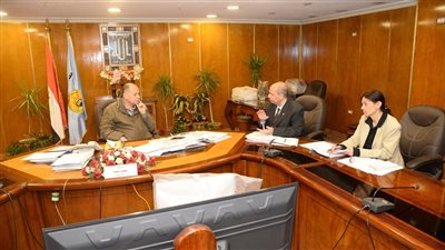محافظ أسيوط يناقش موقف حوكمة أصول أملاك الدولة لاستغلالها في تنفيذ المشروعات
