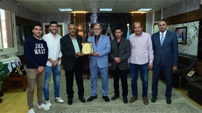 طلاب الإتحاد المصري بصيدلة سوهاج يكرم رئيس الجامعة