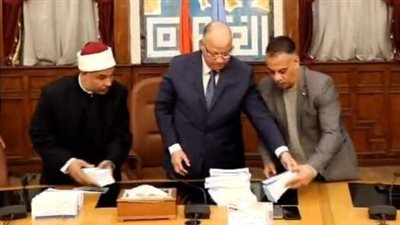 الأوقاف تسلم محافظ القاهرة صكوك 5 أطنان لحوم لتوزيعها على الأسر الأولى بالرعاية
