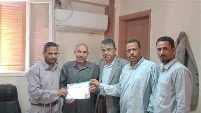 مدير تعليم أبو تشت يكرم عبدالوهاب على تفانيه وأدائه المتميز في العمل