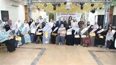 محافظ بني سويف يُكرّم 32 من الأمهات المثاليات 