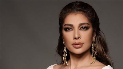 أصالة تطل بالابيض والشيفون يعكس أناقتها 