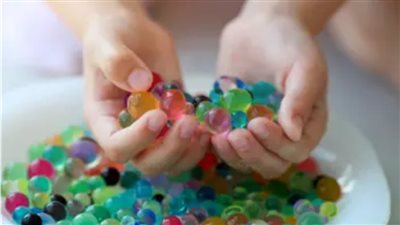 أضرار اللعب بكرات الخرز المائية على صحة أطفالك 
