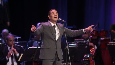 مدحت صالح يغرد على المسرح الكبير فى ختام برنامج الأوبرا الرمضاني.. صور 