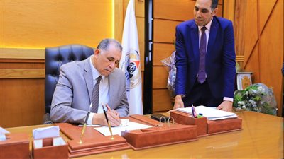 عبدالحليم علام يصل نقابة المحامين ويمارس مهام عمله| صور