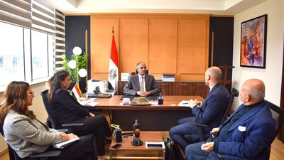 نائب وزير الإسكان يبحث مع البنك الأوروبي لإعادة الإعمار موقف المشروعات المشتركة