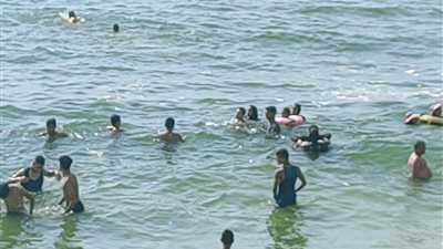 ارتفاع درجات الحرارة وهروب المواطنين للبحر فى نهار رمضان بالإسكندرية 
