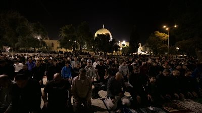 40 ألفا يؤدون صلاتي العشاء والتراويح في المسجد الأقصى