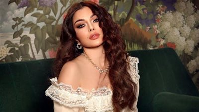 بسعر صادم.. هيفاء وهبي تستعرض أنوثتها بالقفطان وحقيبة ثمينة