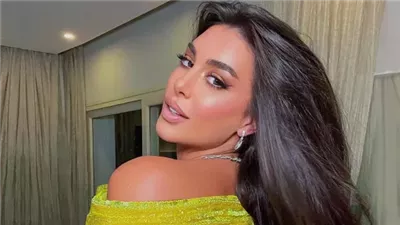 ياسمين صبري تخطف الأنظار داخل الطائرة بلوك جذاب وملامح ترابية