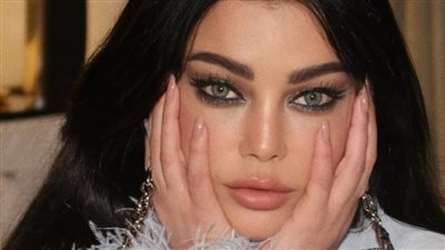 هيفاء وهبي بقفطان وحقيبة ذهبية والسعر خيالي (صور)