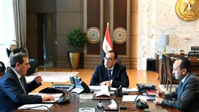 مدبولى يتابع مع وزير البترول عددا من ملفات العمل وموقف توفير الاحتياجات البترولية قبل إجازة العيد 