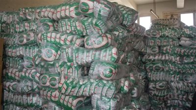 توزيع 500 شنطة مواد غذائية علي الأسر الأولي بالرعاية بالبحر الأحمر