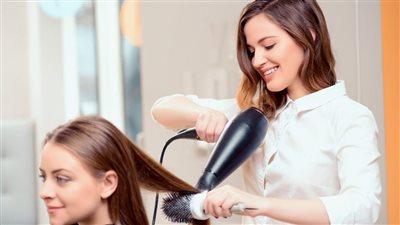 زيارة فتاة للكوافير تصيبها بتلف في الكلى.. تحذير للنساء من كارثة طبية