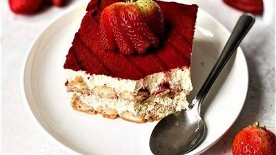 لضيافة العيد.. حضري تيراميسو بالفراولة والكريمة اللذيذة
