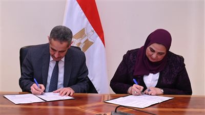 وزيرة التضامن ومحافظ الغربية يوقعان عقد تمليك مقر لبنك ناصر الاجتماعي�بمدينة طنطا