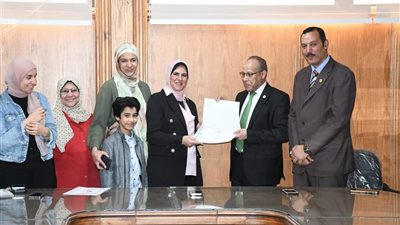 تكريم الفائزات في مسابقة الأمهات المثاليات بجامعة قناة السويس 