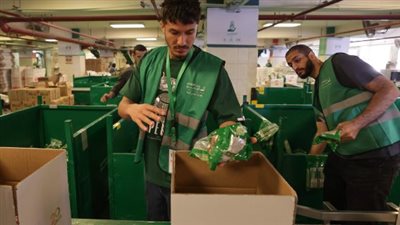 نجوم بيراميدز يشاركون في تعبئة كراتين رمضان لدعم الأسر الأكثر احتياجاً 