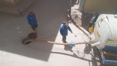 تطهير شبكات وخطوط انحدار الصرف الصحي بمركز بلبيس 