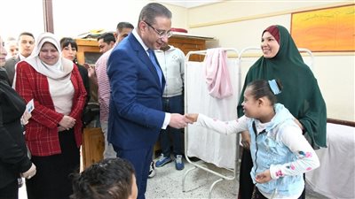 محافظ الفيوم يسلم سماعات لضعاف السمع ويتفقد القافلة الطبية لذوي الهمم 