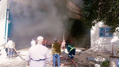  السيطرة علي حريق بمصنع  مغلق للزيوت بالمنطقة الصناعيه بالقنطرة شرق بالاسماعيلية