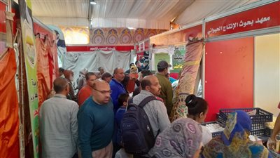  استمرار توافد المواطنين على معرض خير مزارعنا (صور)