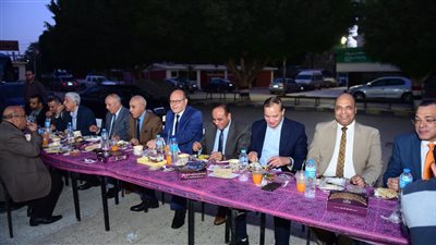 رئيس جامعة سوهاج يشارك طلاب كلية العلوم الإفطار الجماعي 