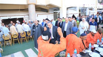 محافظ سوهاج يشارك عمال النظافة إفطار رمضان الجماعي بنادي المحليات