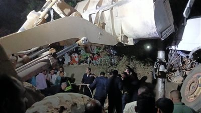  انقلاب تريلا بعد اصطدامها بمقهى على طريق الصداقة القديمة بأسوان