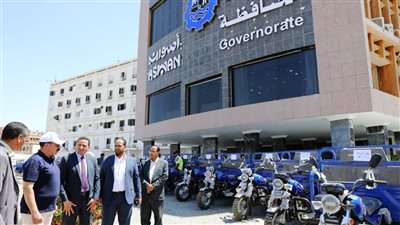 محافظ أسوان يسلم المساهمات المقدمة لأبناء المحافظة بواقع 3 ملايين جنيه 