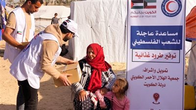 الهلال الأحمر الكويتي يوزع الآف الطرود الغذائية على النازحين الفلسطينيين