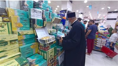 راعى كنيسة الأقباط الكاثوليك بالغردقة يوزع كعك العيد على الأسر الأكثر احتياجا